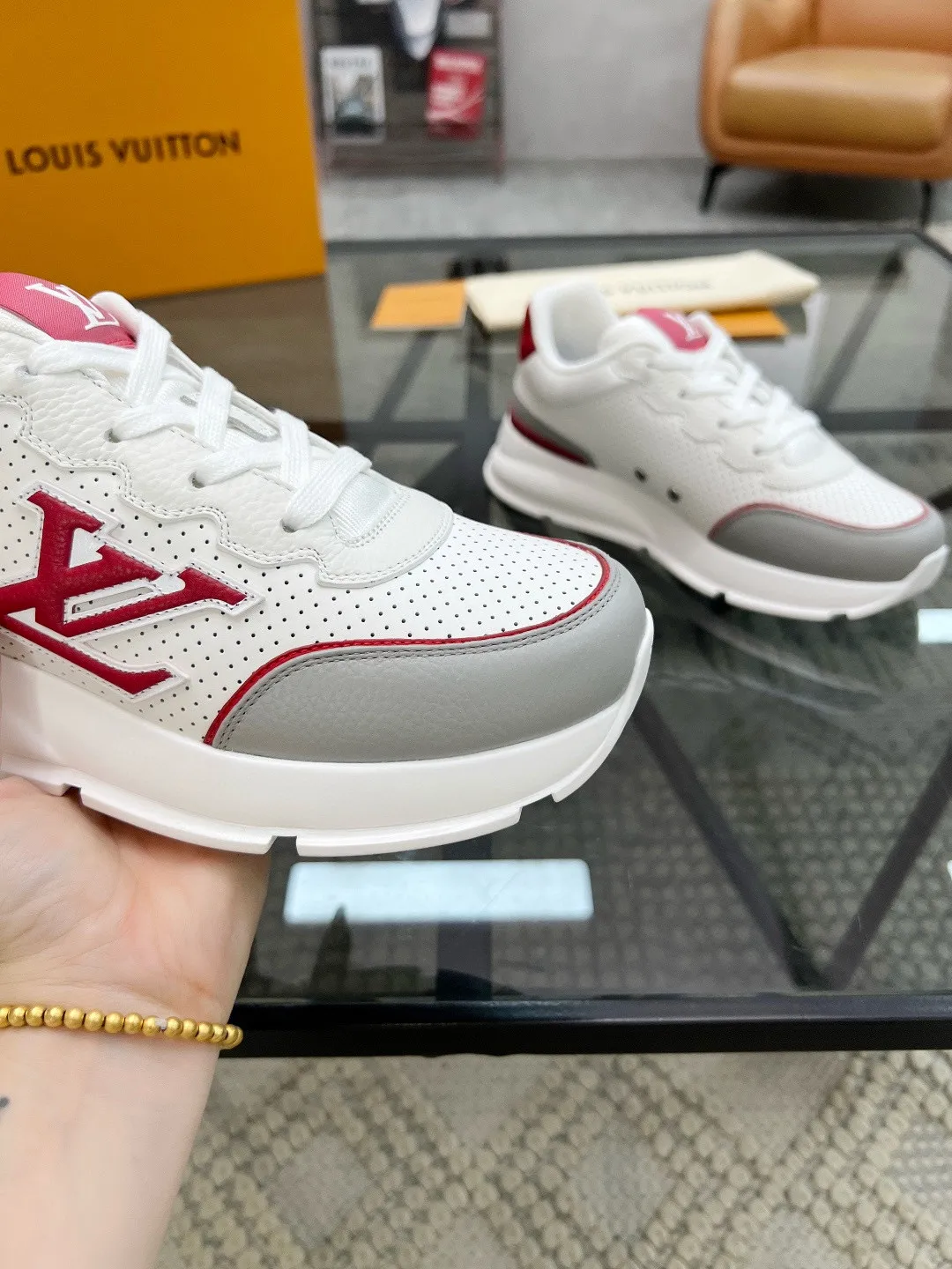 Factory price: 460💰Lv🔍Top purchasing agent🇮🇹 Road The most popular sports shoes for street men are available at the same counter. The uppers are imported cowhide fabrics from Italy, high-quality spliced colorful and complex handicrafts, imported comfortable mesh linings, soles: original soles specially provided by the original factory, T men's men's shoes 💰U foam exclusive movable molded soles are super comfortable, original factory and single goods, 🔍🔍high quality, you can enter and exit the counter at will, welcome to compare, code number 38-44, (45 customized)